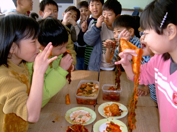 가정에서 김치를 전혀 먹지 않는다는 자녀가 10명 중 4명에 달한다는 통계가 나왔다. 사진은 학교에서 김치를 맛보고 있는 모습.